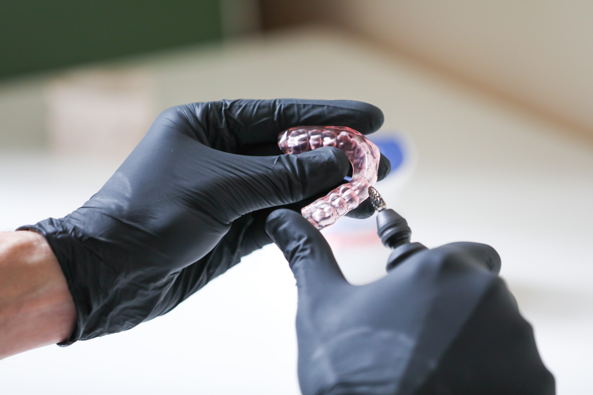 En individuellt anpassad bettskena behandlas i klinikmiljö